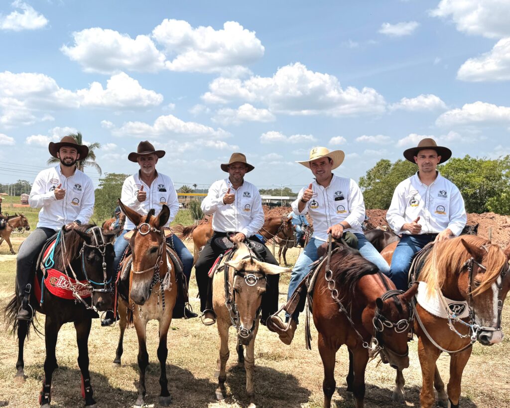 amelio-cayres-celebra-tradicao-sertaneja-na-cavalgada-de-abertura-da-expoagra-2025