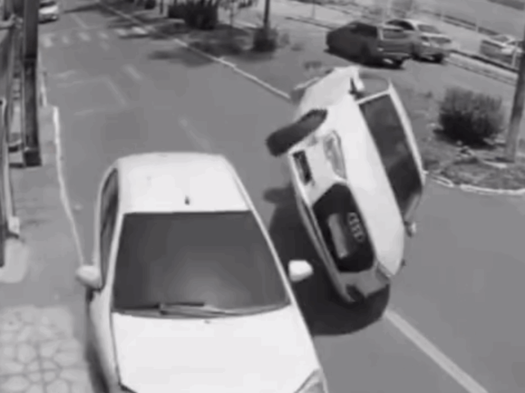 carro-capota-apos-colisao-e-causa-susto-em-avenida-movimentada-no-to;-video