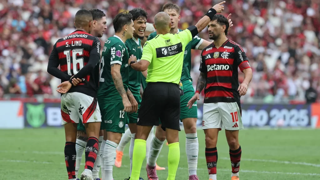 com-cabeca-na-libertadores,-flamengo-e-palmeiras-patinam-no-topo-do-brasileirao