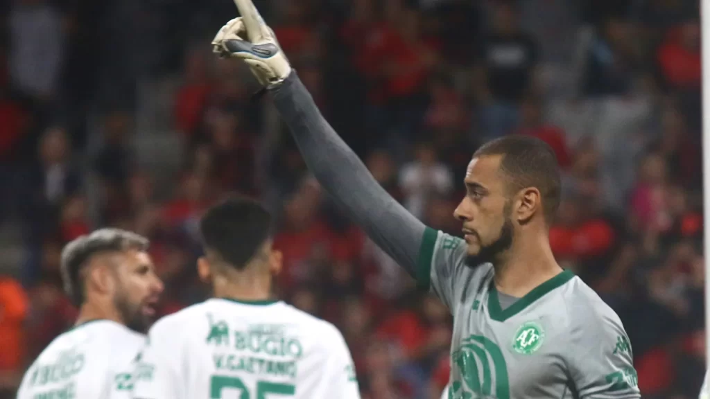 chapecoense-mira-g-4-da-serie-b-e-athletico-pr-tenta-esquentar-briga-por-acesso