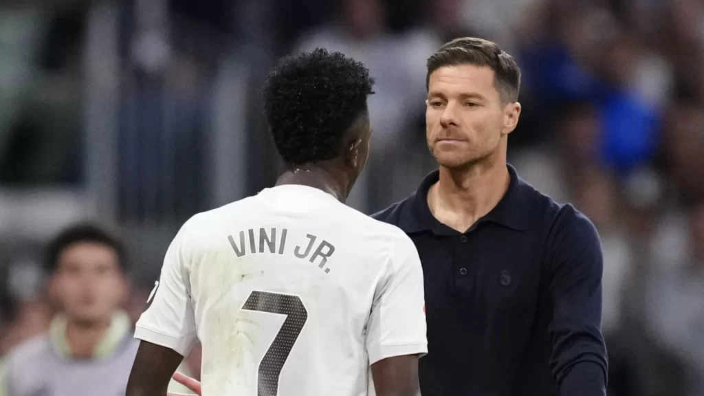 cara-a-cara-no-real:-vinicius-pede-desculpas-e-xabi-impoe-limites