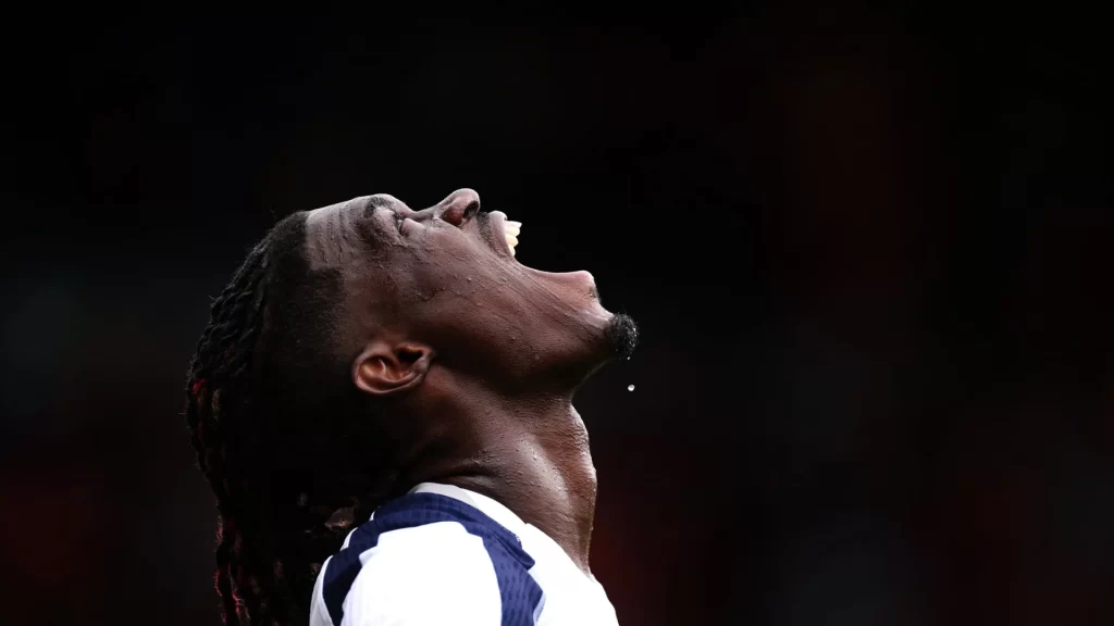 jogador-do-tottenham-perde-r$-5-milhoes-em-golpe-bancario-no-reino-unido