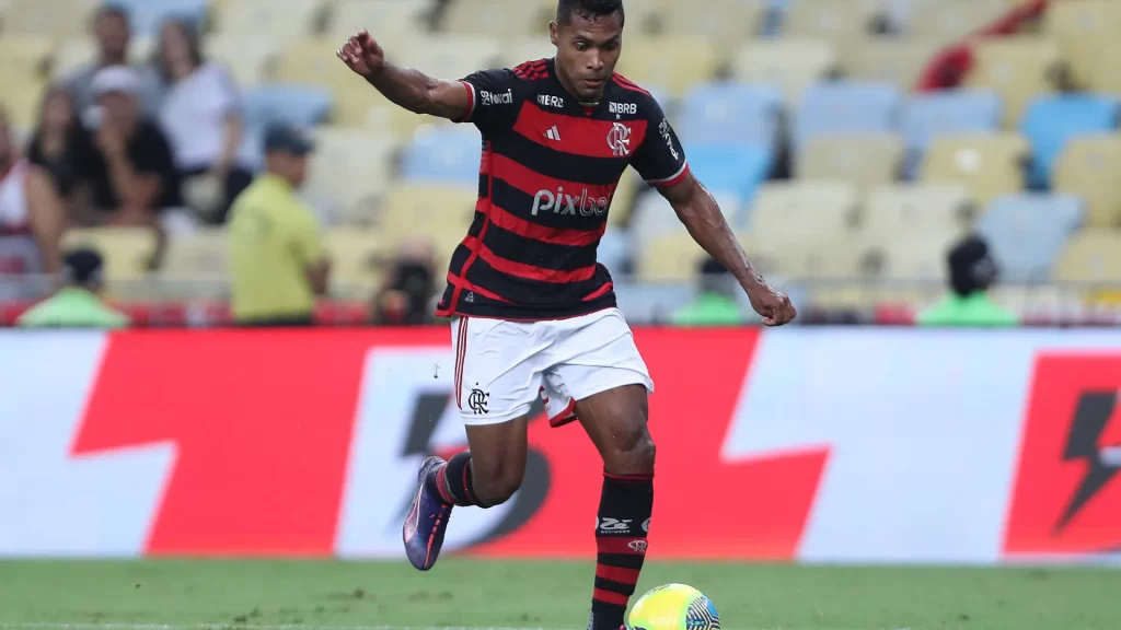 alex-sandro-prioriza-sono-a-carona-em-aviao-de-leila:-‘dormir-e-importante’