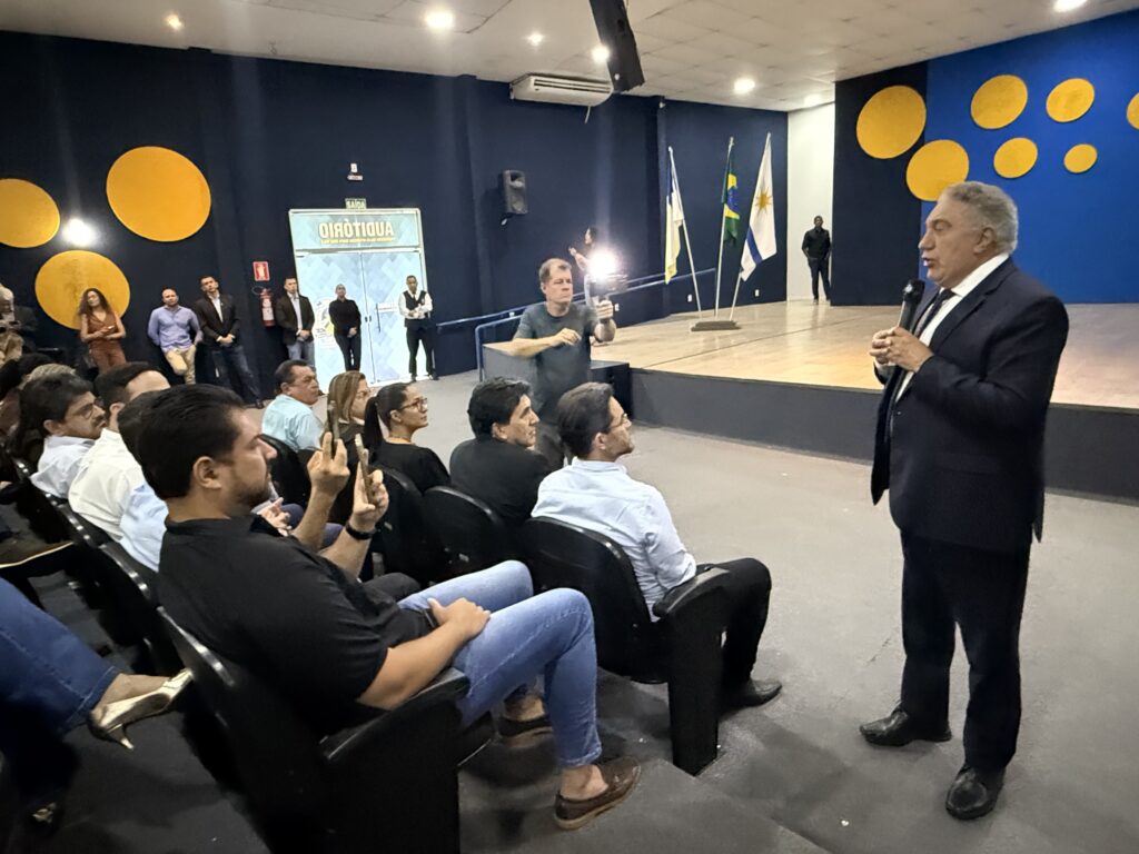 gestos,-discurso-e-contraste:-a-arquitetura-da-nova-estrategia-de-laurez-moreira