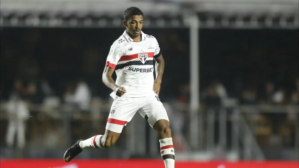 sondado-por-rivais,-luiz-gustavo-deixou-o-sao-paulo-apos-ligacao-por-telefone