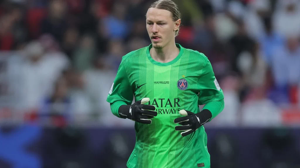 goleiro-do-psg-usou-cola-na-toalha-para-virar-algoz-do-flamengo-no-mundial
