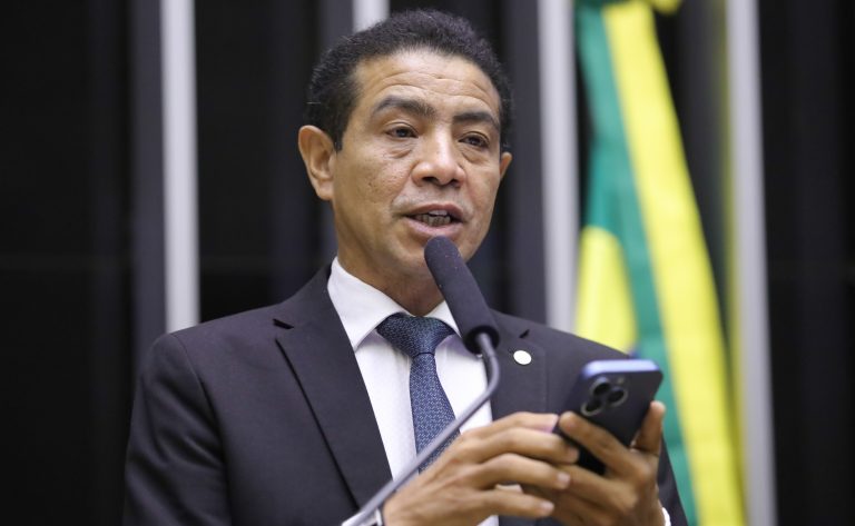 Projeto proíbe uso de imagens desrespeitosas à fé cristã em desfiles de escola de samba projeto-proibe-uso-de-imagens-desrespeitosas-a-fe-crista-em-desfiles-de-escola-de-samba