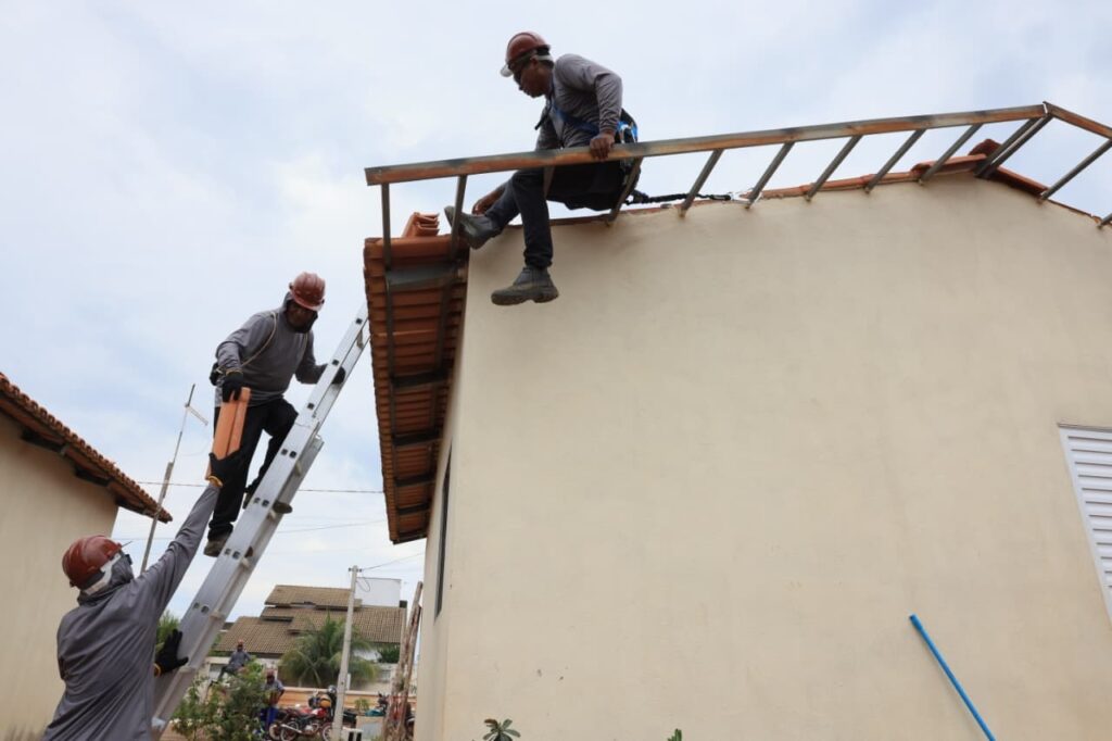 sos-taquari:-casas-atingidas-por-vendaval-comecam-a-receber-telhas