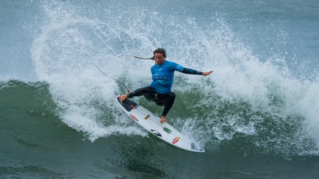 brasileira-e-atingida-por-agua-viva-em-eliminacao-do-mundial-junior-de-surfe