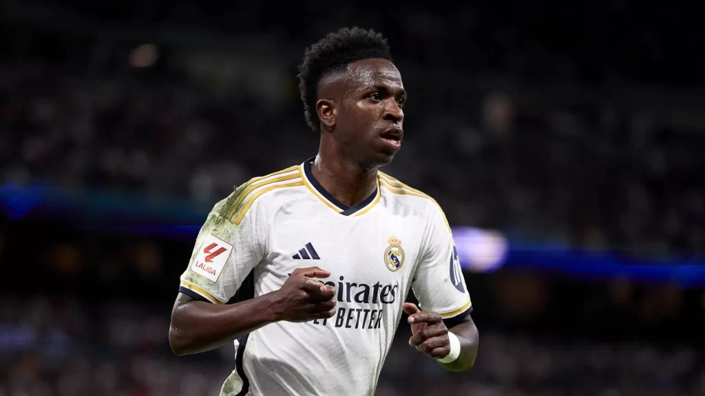 vini-jr-e-alvo-de-racismo-antes-de-jogo-do-real-madrid;-courtois-reage