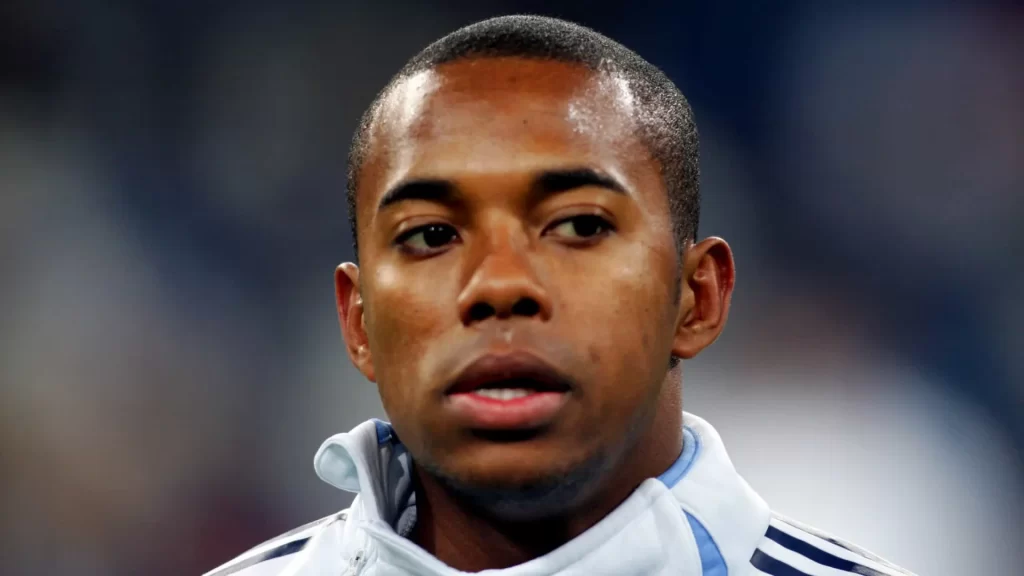 robinho-tem-pena-reduzida-em-160-dias-apos-estudo-e-trabalho-em-presidio