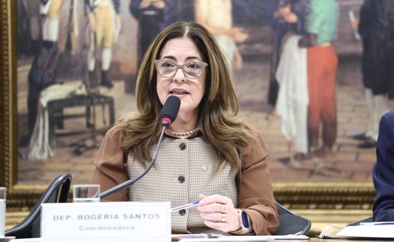 Comissão aprova fixação de placas sobre entrega de criança para adoção comissao-aprova-fixacao-de-placas-sobre-entrega-de-crianca-para-adocao