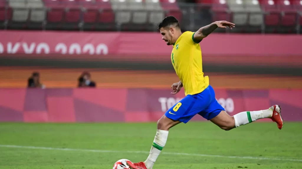 bruno-guimaraes-sofre-grave-lesao-e-abre-chance-de-ancelotti-testar-novos-volantes-na-selecao