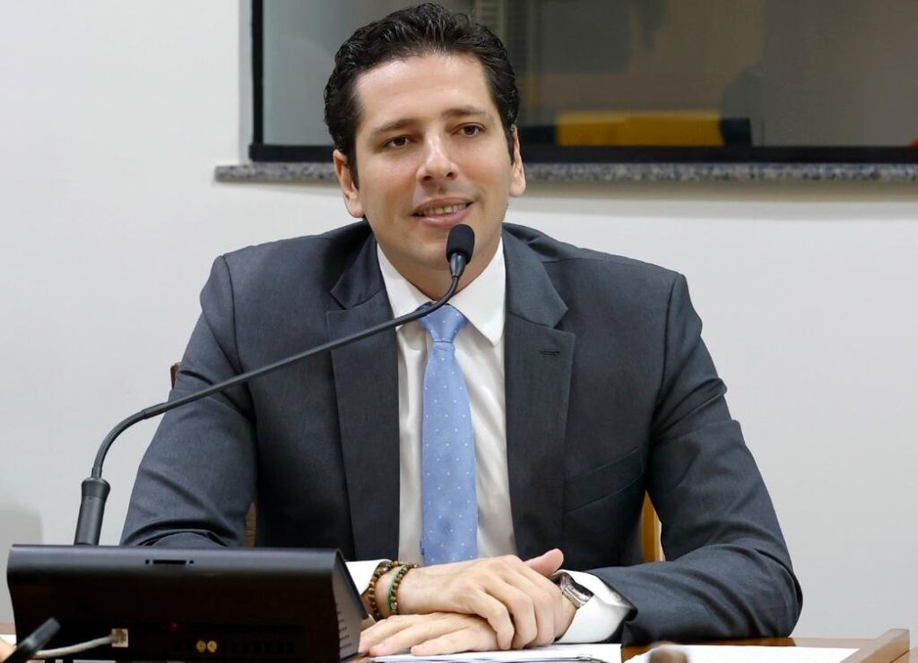 Olyntho quer proibir protesto de contas de luz com valores abaixo de um salário olyntho-quer-proibir-protesto-de-contas-de-luz-com-valores-abaixo-de-um-salario