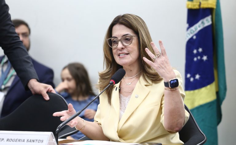 Comissão aprova incluir combate à violência doméstica em programa de saúde de policiais comissao-aprova-incluir-combate-a-violencia-domestica-em-programa-de-saude-de-policiais