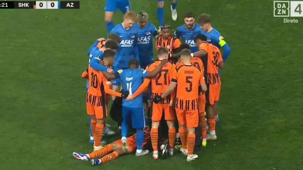 assustador:-isaque-do-shakhtar-leva-pancada-no-pescoco-e-fica-imovel