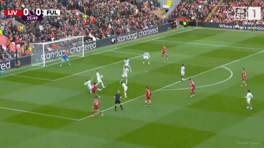 ngumoha-brilha,-marca-golaco-e-desponta-como-nova-joia-do-liverpool