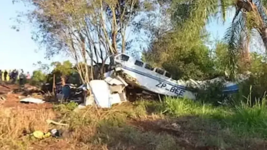 aviao-com-mais-de-r$-15-milhoes-cai-no-paraguai-e-e-saqueado-por-moradores