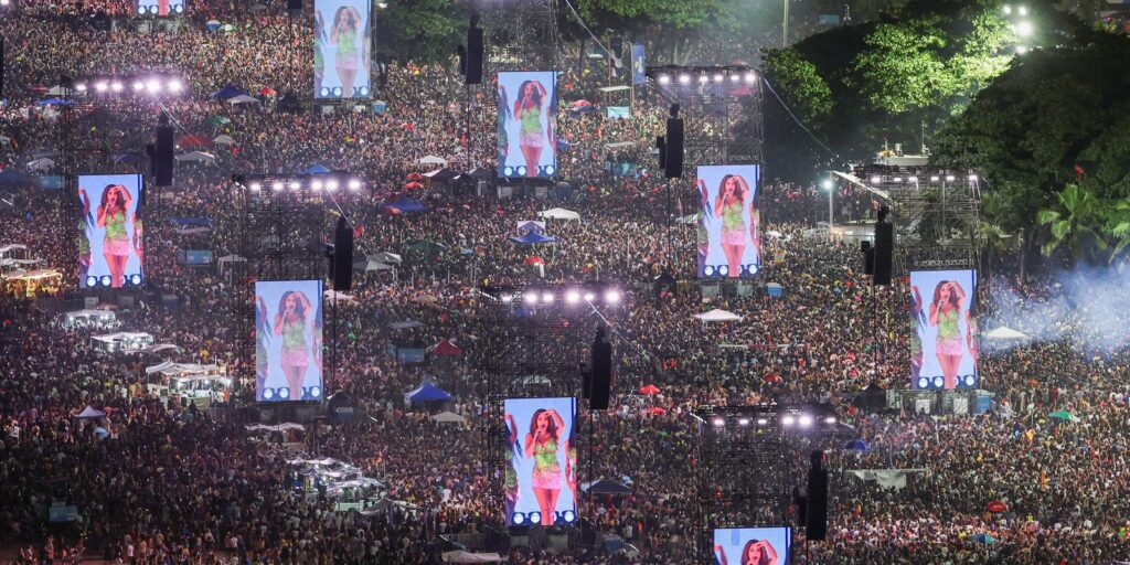 mais-de-2-milhoes-de-pessoas-assistem-ao-show-de-shakira-em-copacabana