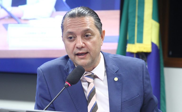 Comissão aprova cordão de fita roxa como símbolo para identificar pessoas com Alzheimer comissao-aprova-cordao-de-fita-roxa-como-simbolo-para-identificar-pessoas-com-alzheimer