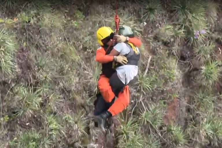Resgate de Ana Cláudia emociona o Brasil após queda em penhasco na Serra do Rola-Moça resgate-de-ana-claudia-emociona-o-brasil-apos-queda-em-penhasco-na-serra-do-rola-moca