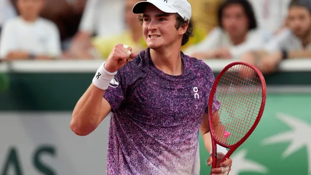 Fonseca vira sobre Djokovic após quase 5h e vai às oitavas em Roland Garros fonseca-vira-sobre-djokovic-apos-quase-5h-e-vai-as-oitavas-em-roland-garros