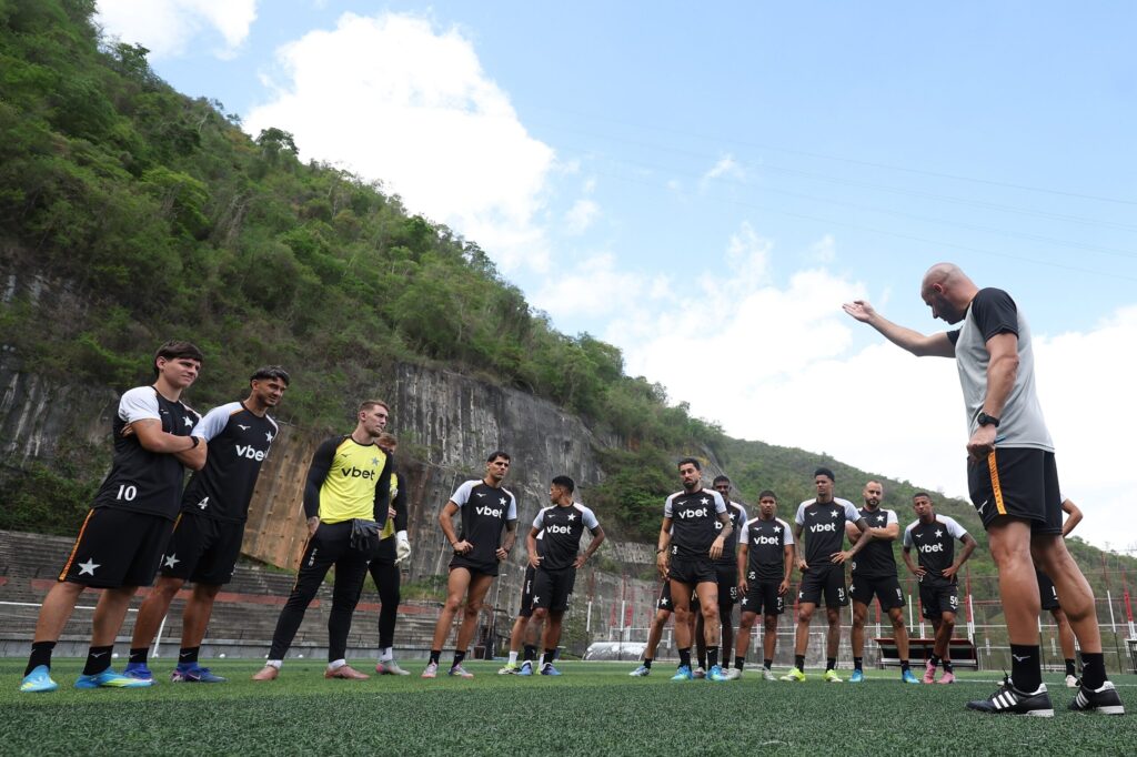 botafogo-enfrenta-o-bahia-antes-de-‘ferias’-com-bastidores-agitados-por-venda-da-saf