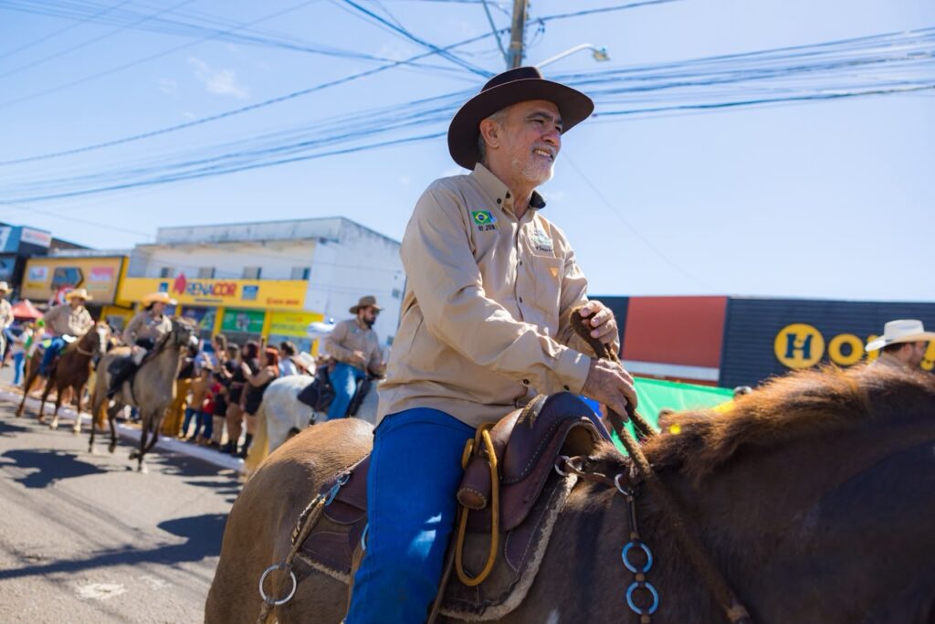 amelio-cayres-exalta-forca-da-tradicao-sertaneja-na-36a-cavalgada-de-araguaina