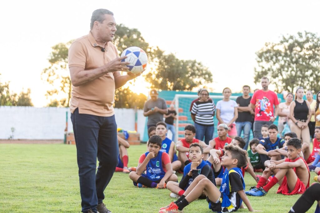 na-estreia-do-brasil-na-copa,-luxemburgo-acompanha-jogo-com-a-populacao-de-tocantinopolis