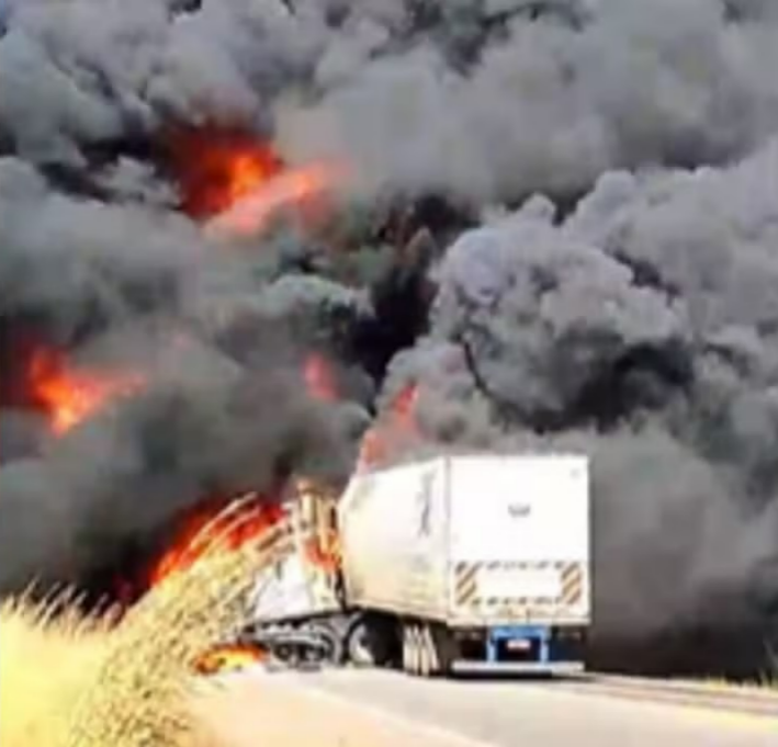 Colisão entre caminhões provoca incêndio e interdita trecho da BR-153 no sul do Tocantins; VÍDEO colisao-entre-caminhoes-provoca-incendio-e-interdita-trecho-da-br-153-no-sul-do-tocantins;-video