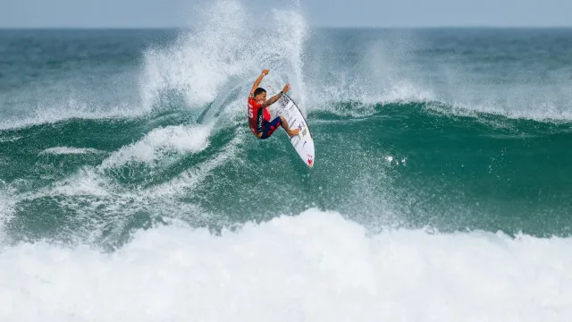 Italo é eliminado, mas Brasil garante um surfista na semi de Saquarema italo-e-eliminado,-mas-brasil-garante-um-surfista-na-semi-de-saquarema