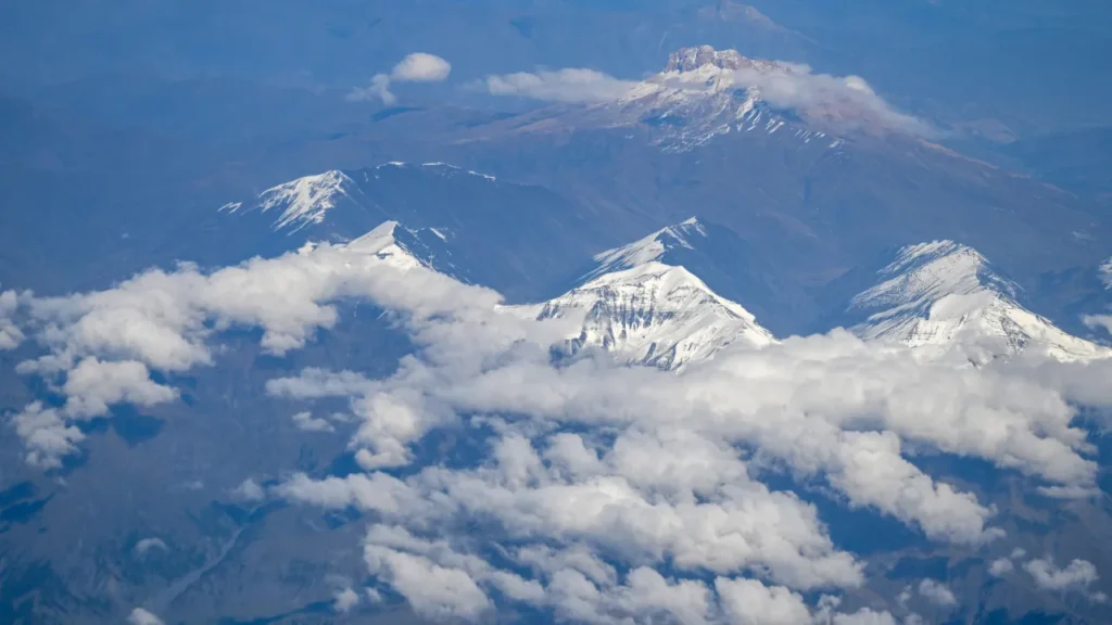 tempestade-mata-cinco-alpinistas-no-monte-elbrus,-o-mais-alto-da-europa