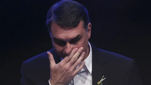 Flávio escreve carta a Bolsonaro, chora e diz que proibir visita no Dia dos Pais é desumano flavio-escreve-carta-a-bolsonaro,-chora-e-diz-que-proibir-visita-no-dia-dos-pais-e-desumano