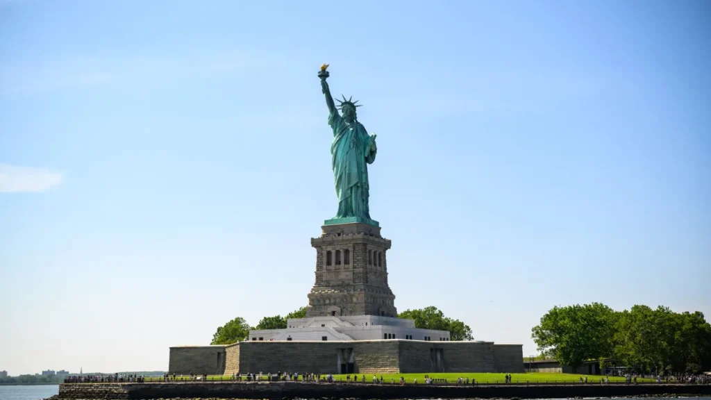 bebe-de-5-meses-e-mulher-morrem-apos-barco-virar-em-nova-york