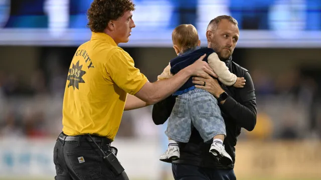 Partida de futebol é interrompida após bebê ‘invadir’ o campo; vídeo partida-de-futebol-e-interrompida-apos-bebe-‘invadir’-o-campo;-video