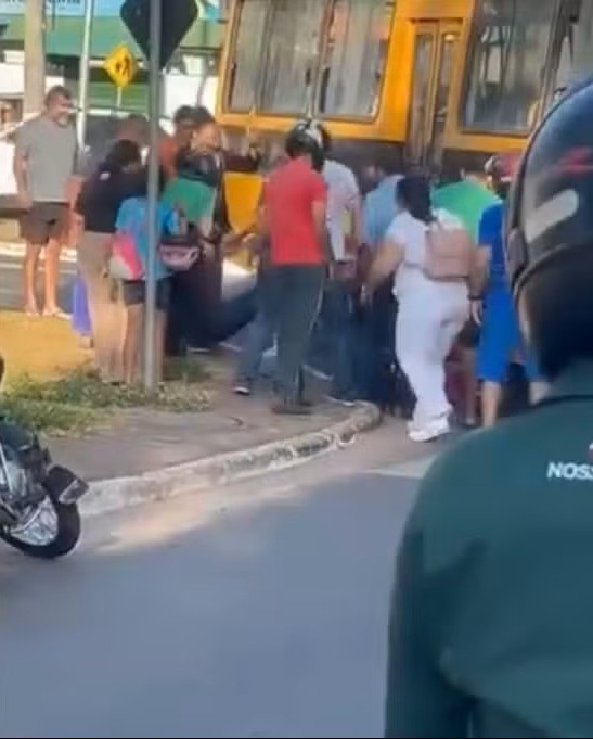Motociclista é retirada debaixo de ônibus escolar por pedestres após acidente motociclista-e-retirada-debaixo-de-onibus-escolar-por-pedestres-apos-acidente