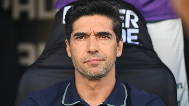 Abel Ferreira é punido com dois jogos de suspensão por chutar microfone abel-ferreira-e-punido-com-dois-jogos-de-suspensao-por-chutar-microfone